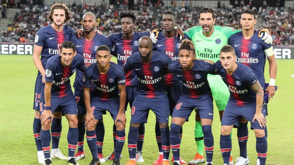 广州对徐杰犯规，裁判未响哨！替补席众将摊手挠头疑惑不解（徐杰遭广州队犯规未获吹罚，裁判未响哨，替补席众将摊手一脸疑惑）