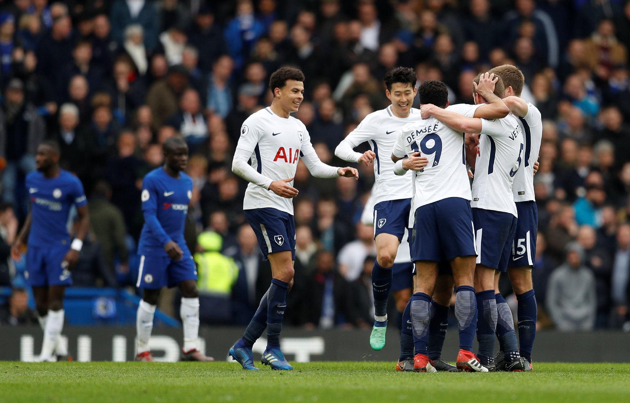 每体：部分法兰克福球迷在诺坎普闹事，向巴萨球迷投掷照明弹