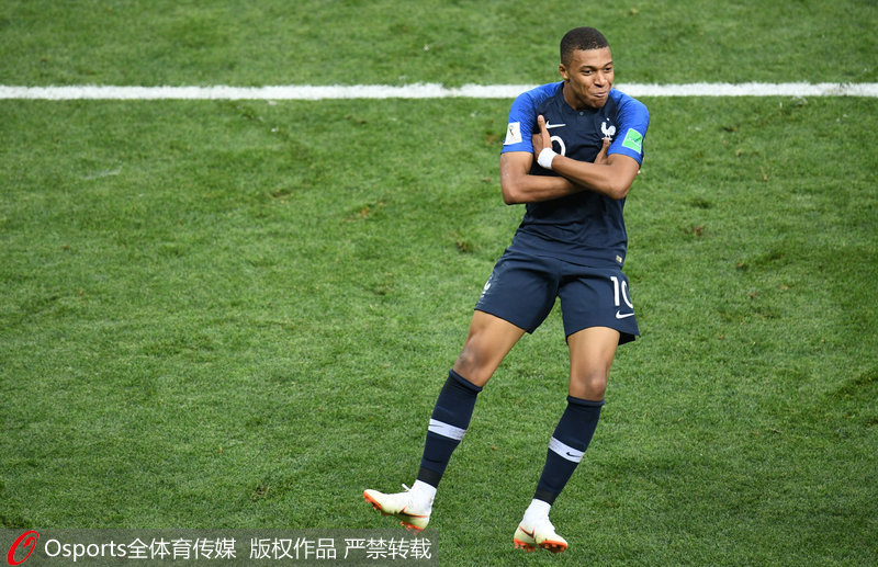 西甲战报：拉菲尼亚点射、亚马尔破门，巴萨2-0十人黄潜（西甲：巴萨2-0维拉利亚尔，拉菲尼亚点射、亚马尔建功，对手十人作战）
