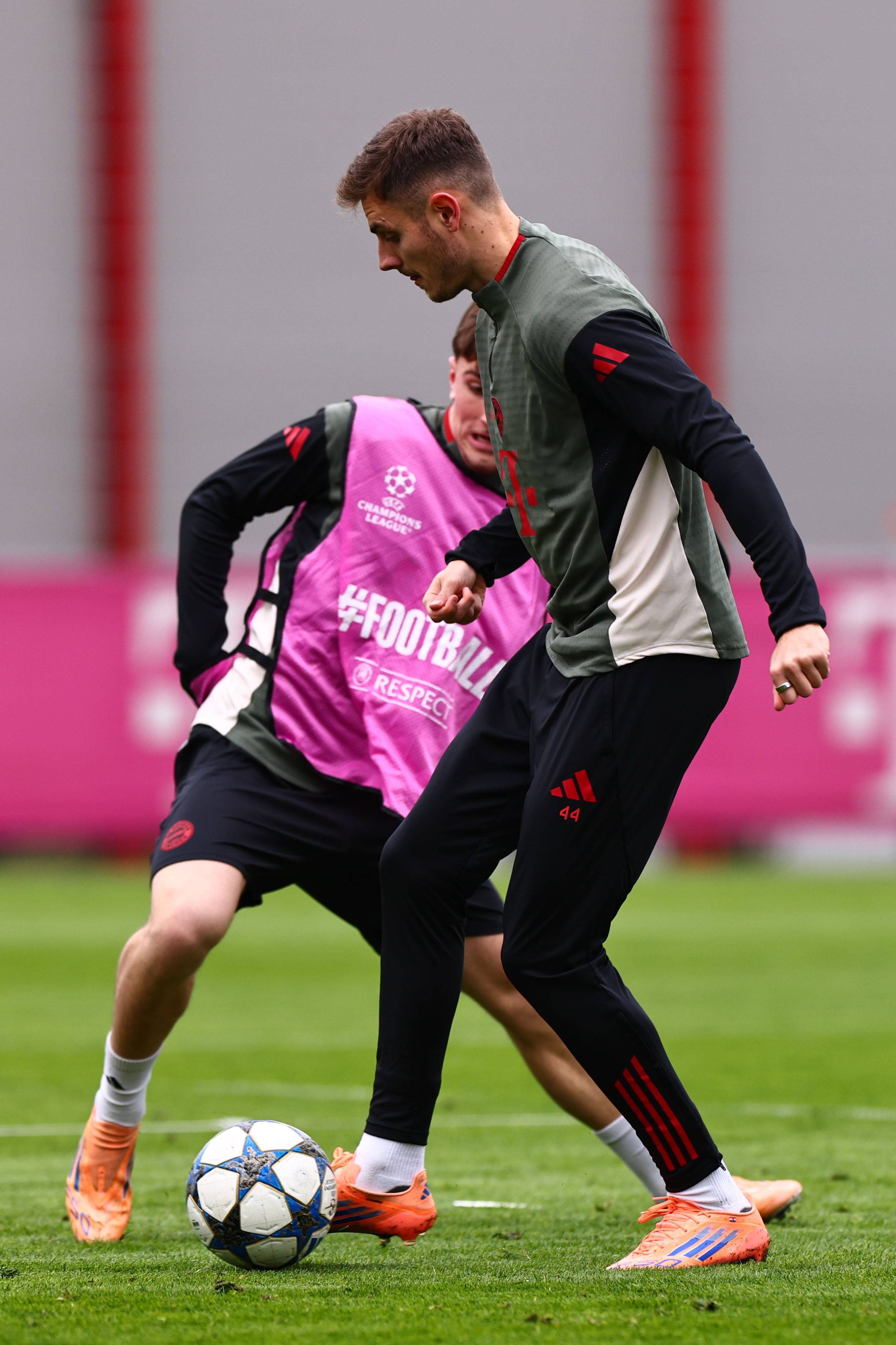 欧冠-拉菲尼亚绝杀莱万双响 巴萨5-4本菲卡（欧冠：拉菲尼亚压哨制胜，莱万梅开二度，巴萨5-4险胜本菲卡）