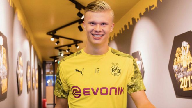 曼联本赛季在劫富济贫中表现突出，对阵强队全胜，但中下游球队难求一胜，有望争夺欧冠资格。（曼联本季劫富济贫显著：强强对话全胜，打弱旅难求一胜，欧冠席位在望）